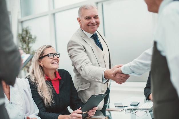 empresários apertando as mãos antes das negociações.