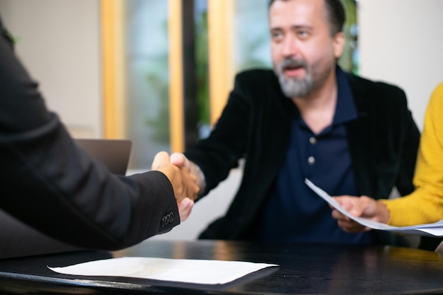 Foto empresários apertando as mãos após selar um contrato comercial negociação comercial casual