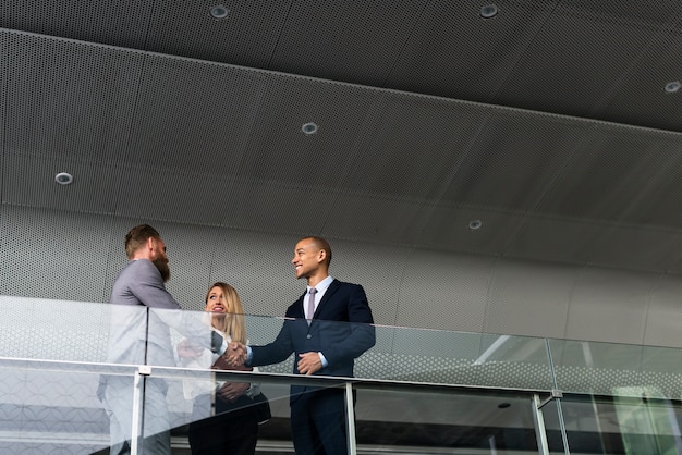 Empresários apertando as mãos de acordo