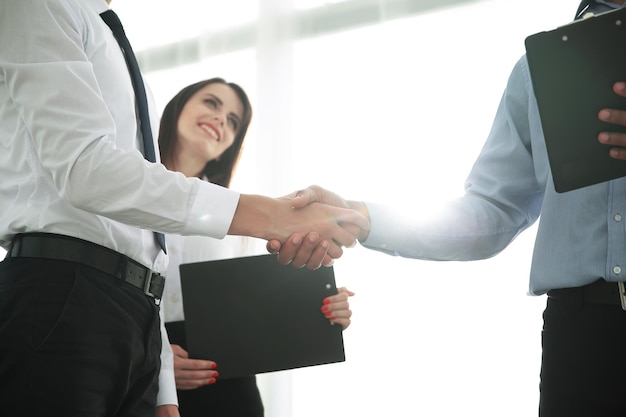 Empresários apertando as mãos e terminando a reunião