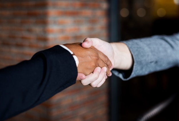 Empresários apertando as mãos em um acordo