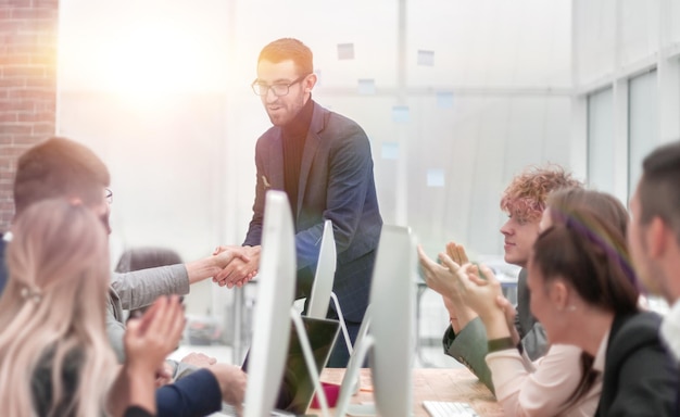 Foto empresários apertando as mãos em uma reunião de trabalho. foto com espaço para cópia