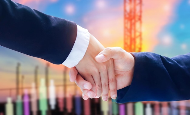 Empresários apertando as mãos para assinar acordo e cooperação empresarial