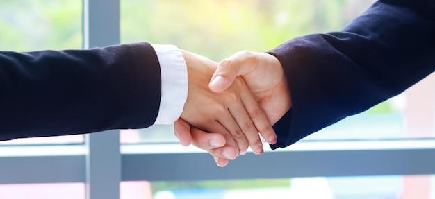 Empresários apertando as mãos para assinar um acordo e uma cooperação empresarial