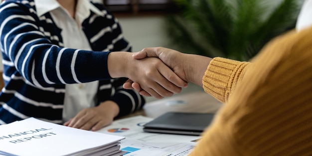 Empresários apertando as mãos terminando a reunião sobre finanças