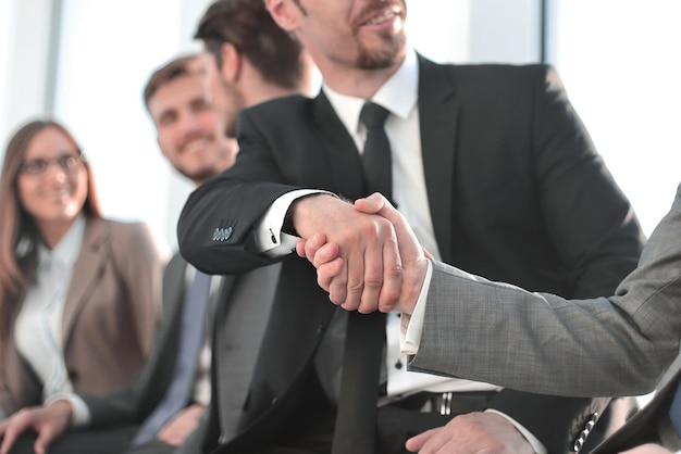 Empresários apertando as mãos, terminando uma reunião