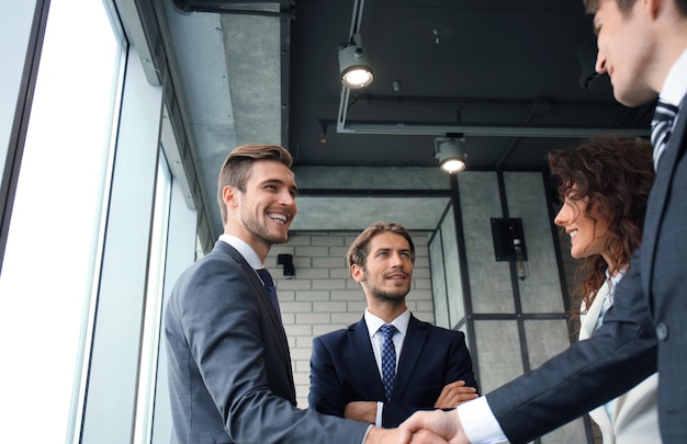 Empresários apertando as mãos, terminando uma reunião