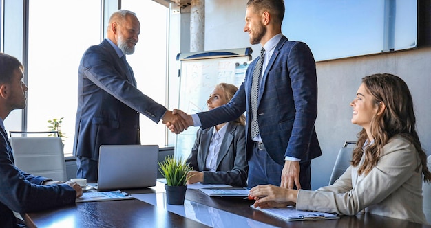 Empresários apertando as mãos, terminando uma reunião