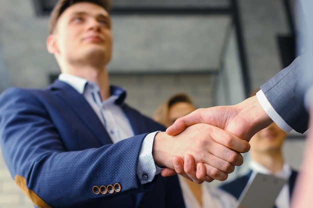 Empresários apertando as mãos, terminando uma reunião