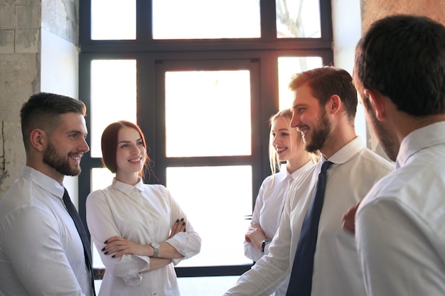 Empresários apertando as mãos, terminando uma reunião.