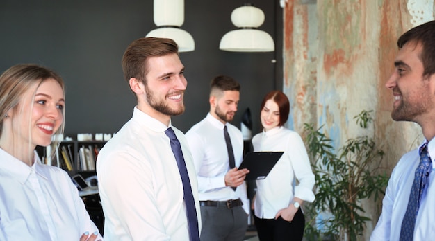 Foto empresários apertando as mãos, terminando uma reunião.