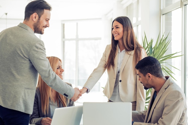 Empresários apertando as mãos, terminando uma reunião