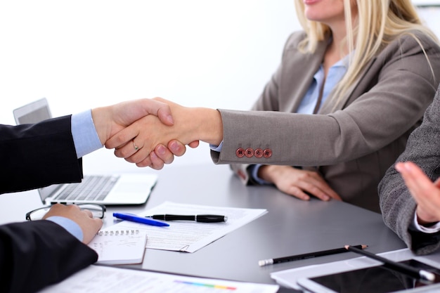 Empresários apertando as mãos, terminando uma reunião