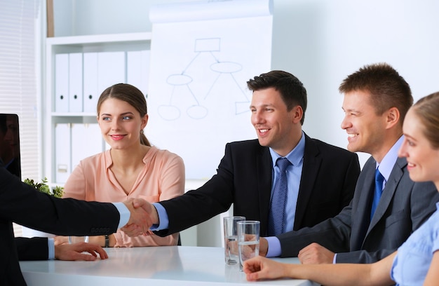 Empresários apertando as mãos, terminando uma reunião