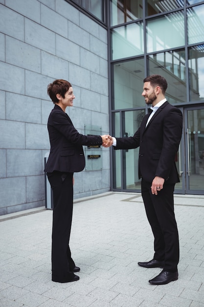 Empresários, apertando as mãos