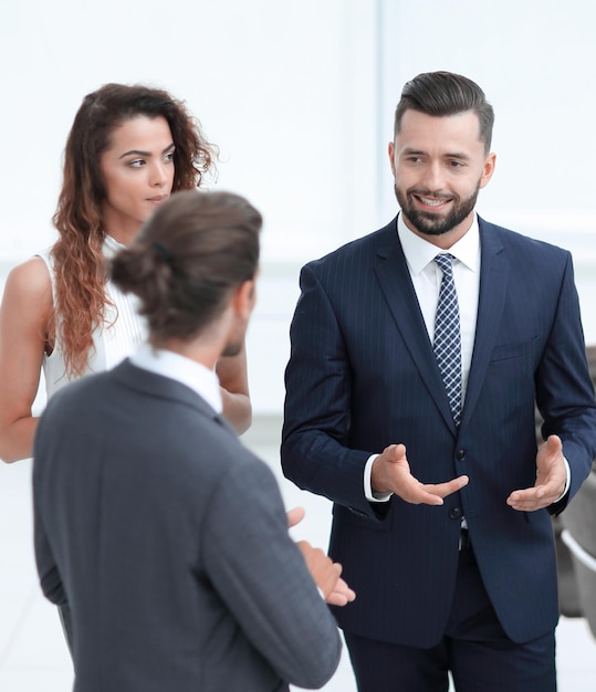 Empresários argumentam em pé no escritório