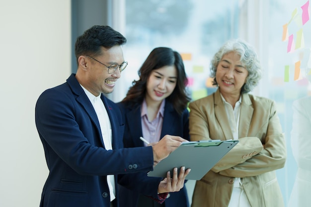 Empresários asiáticos e empresários reunidos em uma sala de conferências em orçamento financeiro de planejamento de negócios e avaliação de risco de investimento para analisar grupos de clientes para aumentar o crescimento da empresa