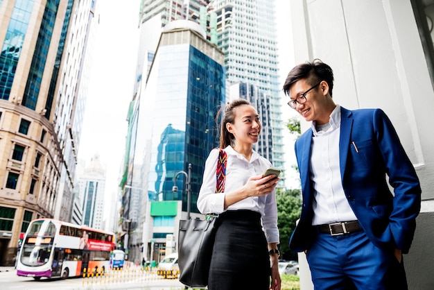 Foto empresários asiáticos em uma cidade