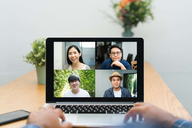 Foto empresários asiáticos em videoconferência online em laptop