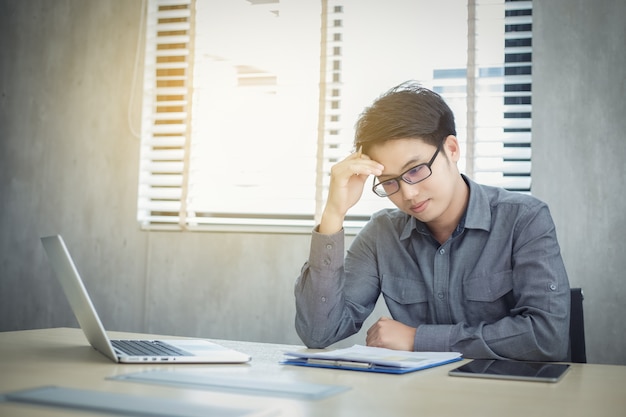 Empresarios asiáticos en serio sobre el trabajo realizado hasta el dolor de cabeza y tienen cuaderno y documento en t