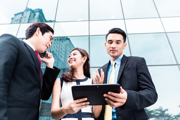 Empresarios asiáticos trabajando afuera