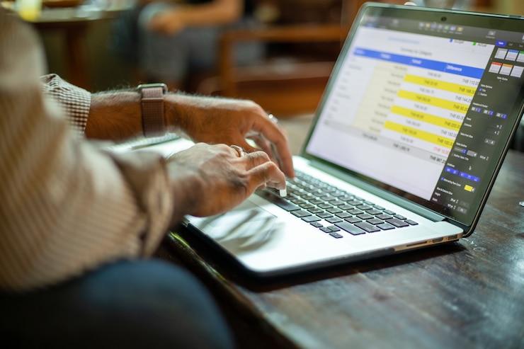 Foto empresários asiáticos trabalhando e analisando dados com a bancada do computador na cafeteria