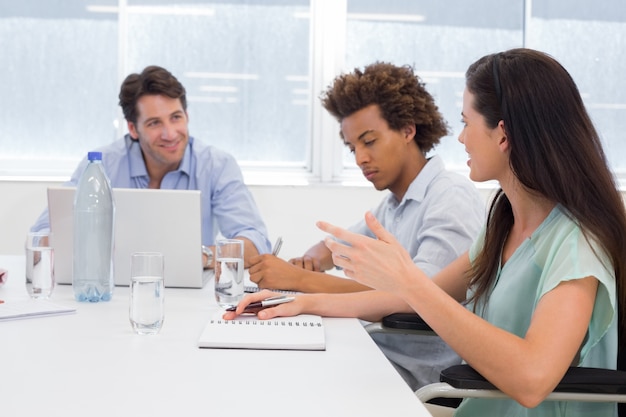 Empresarios atractivos en reunión