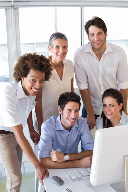 Foto empresarios atractivos sonriendo a la cámara