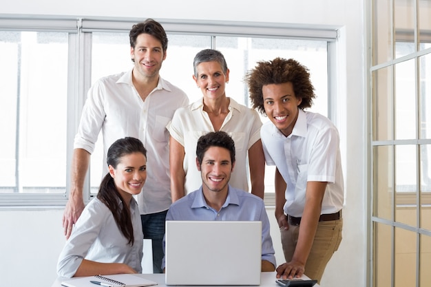 Foto empresários atraentes que sorriem no local de trabalho