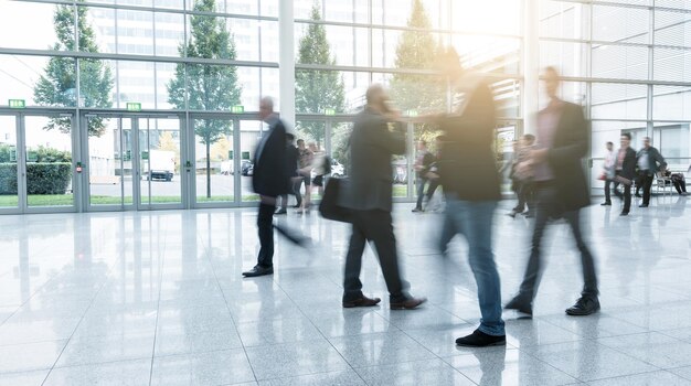 Empresarios borrosos caminando en una feria comercial