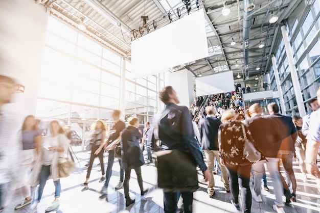 empresarios borrosos en una feria comercial, incluido el espacio de copia