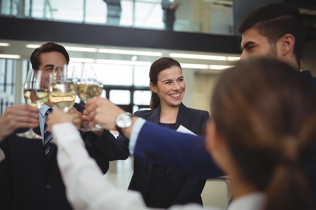 Empresários brindando taças de champanhe