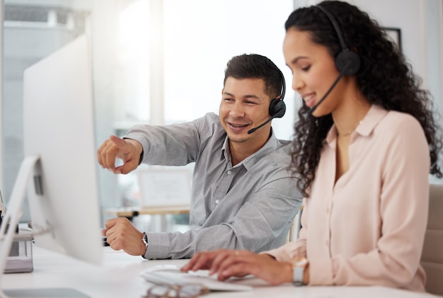 Empresários call center e treinamento para trabalho em equipe em suporte de atendimento ao cliente ou telemarketing no escritório Pessoal de treinamento de empresário ou mulher em contato conosco marketing ou televendas no local de trabalho