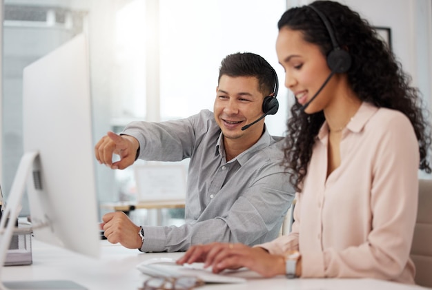 Foto empresários call center e treinamento para trabalho em equipe em suporte de atendimento ao cliente ou telemarketing no escritório pessoal de treinamento de empresário ou mulher em contato conosco marketing ou televendas no local de trabalho