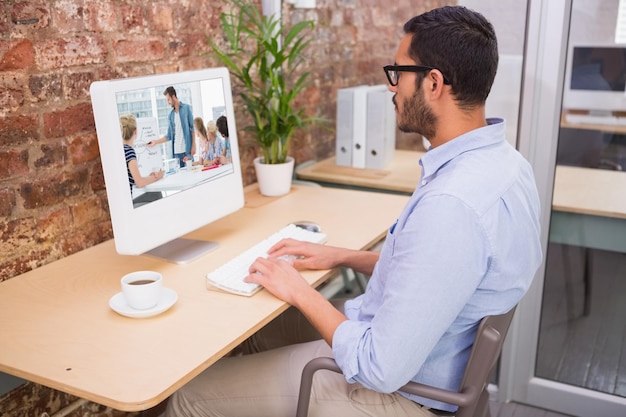 Foto empresários casuais no escritório em apresentação contra empresário usando computador na mesa
