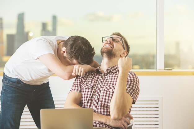 Empresarios caucásicos celebrando el éxito