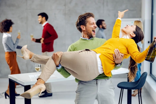 Foto los empresarios celebran el éxito en la oficina