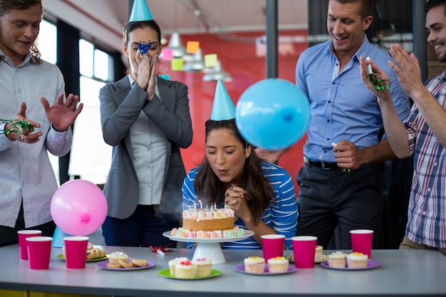 Empresarios celebrando el cumpleaños de sus colegas