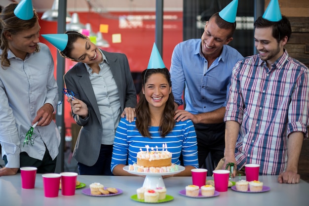 Foto empresarios celebrando el cumpleaños de sus colegas