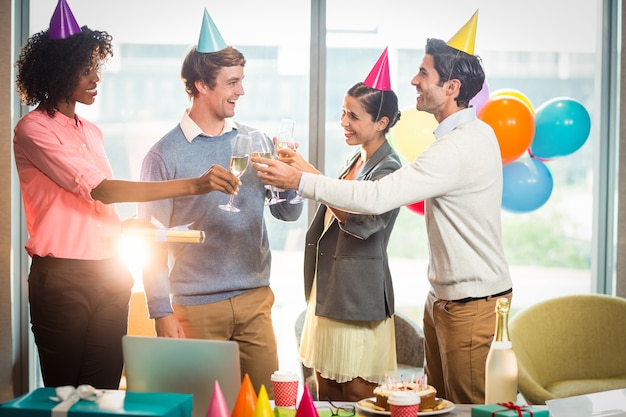 Empresarios celebrando cumpleaños