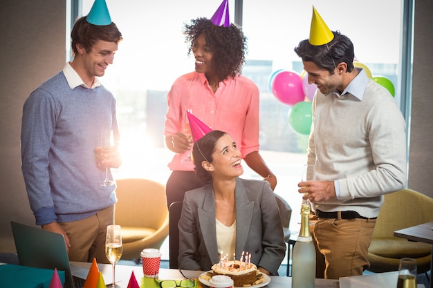 Empresarios celebrando cumpleaños