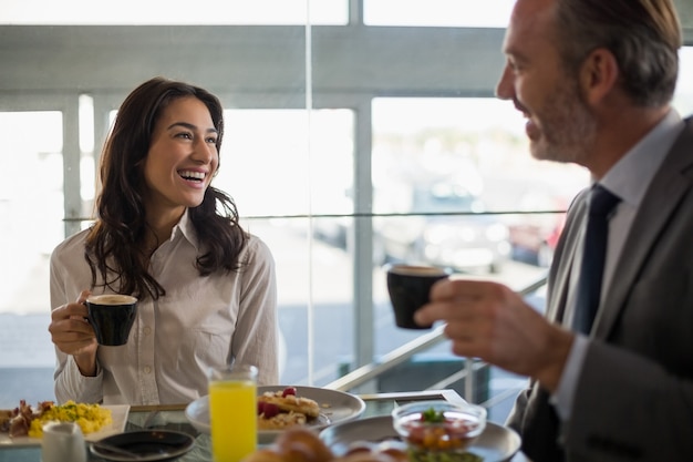 Empresarios, comida, en, restaurante