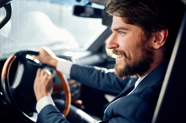 Empresarios conduciendo un viaje en coche con éxito en el estilo de vida de lujo