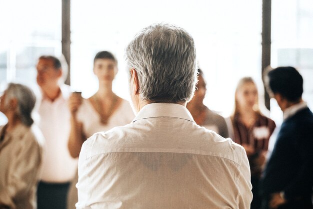 Empresarios en una conferencia de negocios