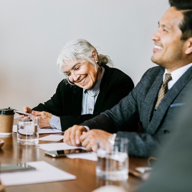 Empresarios en una conferencia de negocios