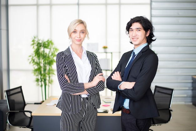 Los empresarios confían en el lugar de trabajo de la oficina