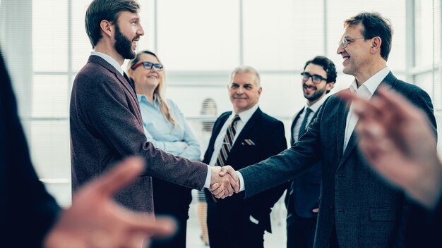 Empresários confiantes, apertando as mãos uns dos outros. o conceito de cooperação