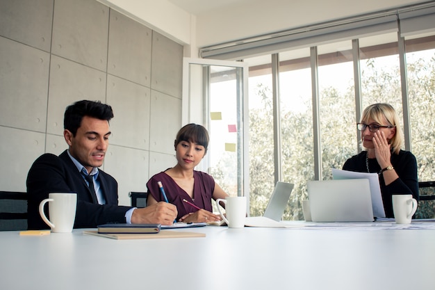 Empresários conversam para negociar o trabalho da empresa.