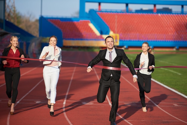 Foto empresários correndo juntos na pista de corrida