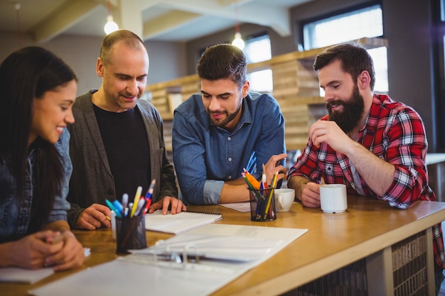 Empresarios creativos discutiendo en la mesa